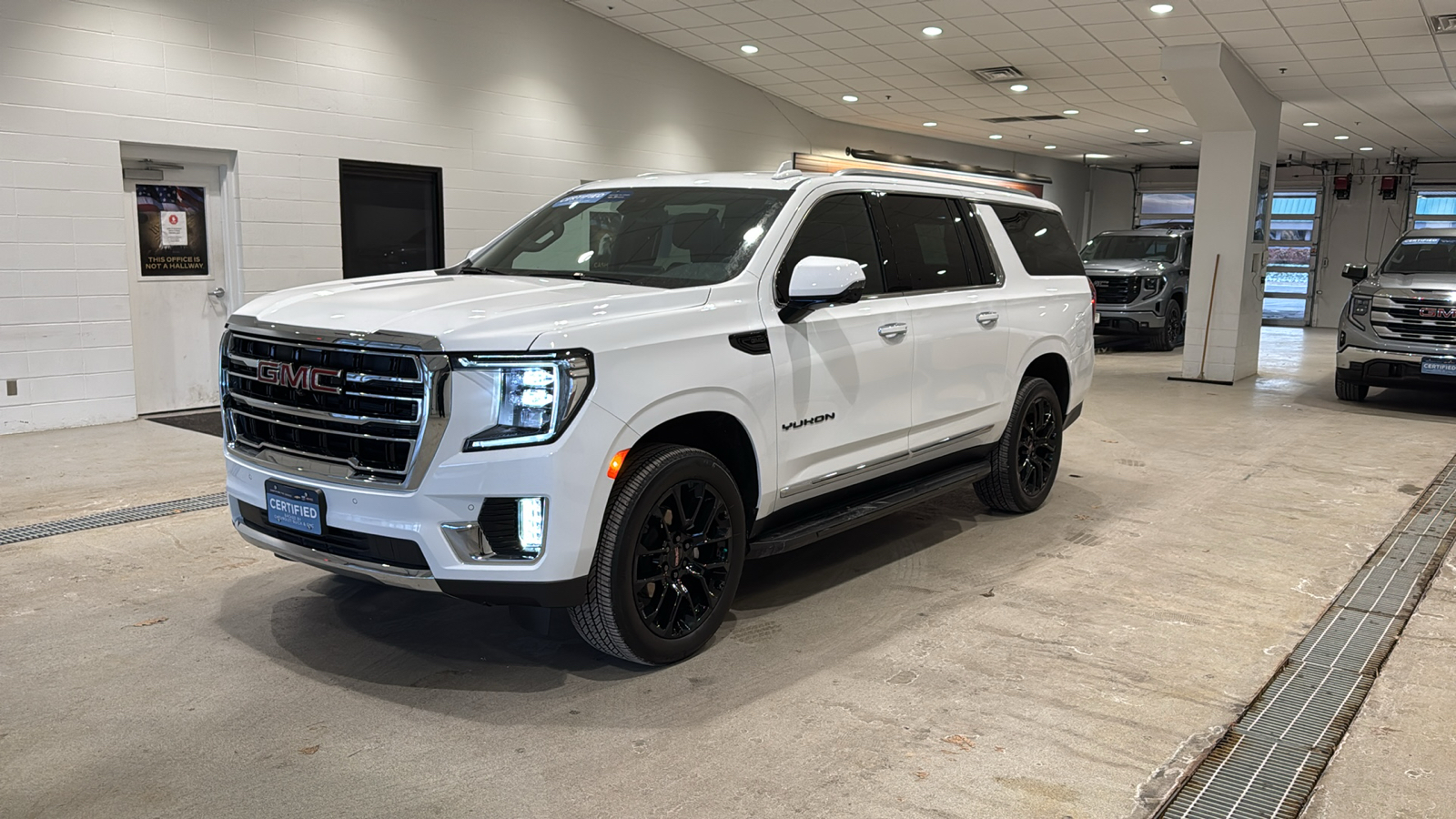 2024 GMC Yukon XL SLT 2