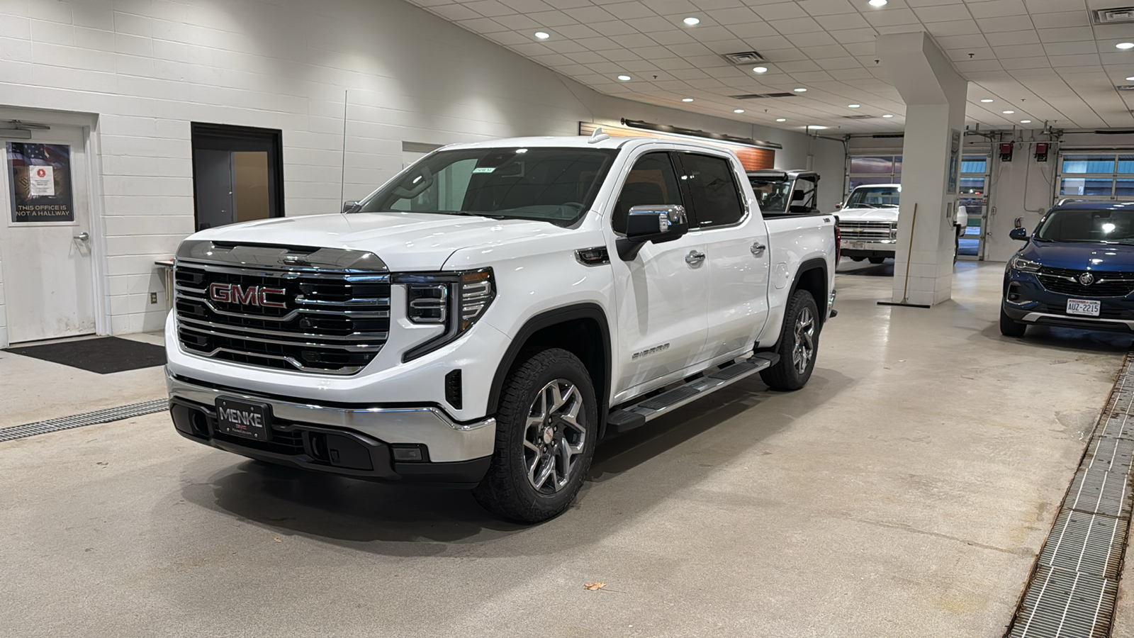 2025 GMC Sierra 1500 SLT 2