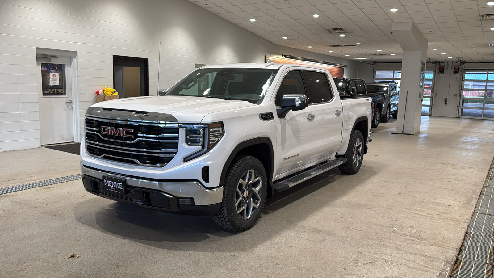 2025 GMC Sierra 1500 SLT 2