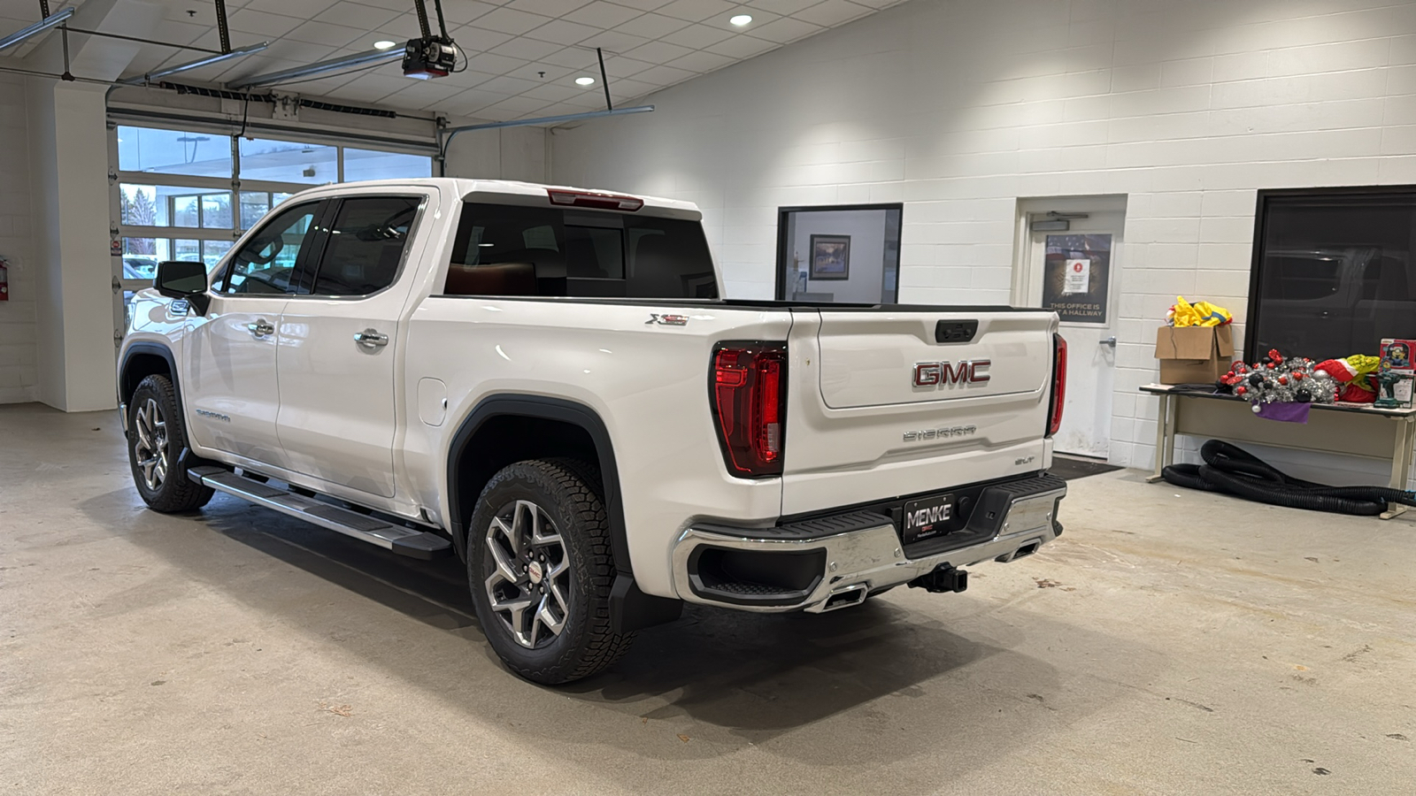 2025 GMC Sierra 1500 SLT 8