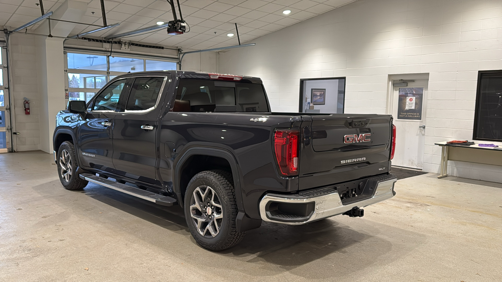 2025 GMC Sierra 1500 SLT 8