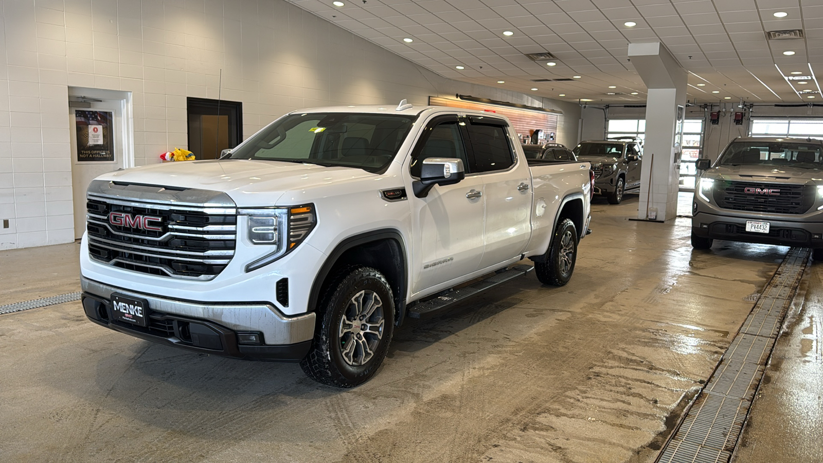 2023 GMC Sierra 1500 SLT 2