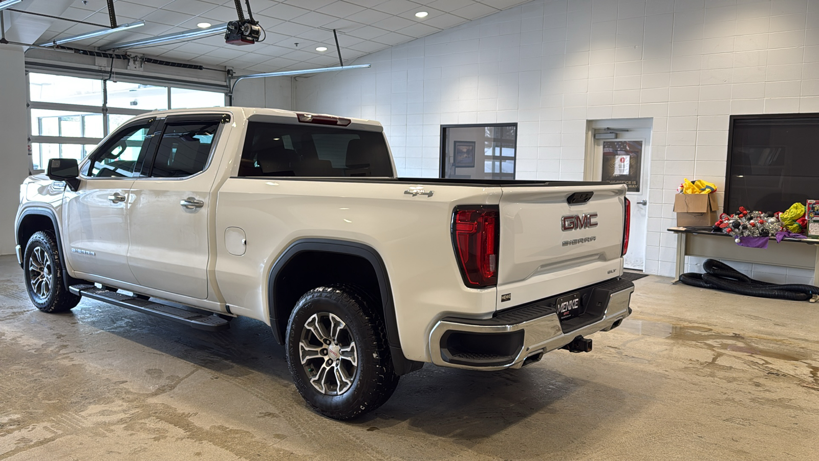 2023 GMC Sierra 1500 SLT 8