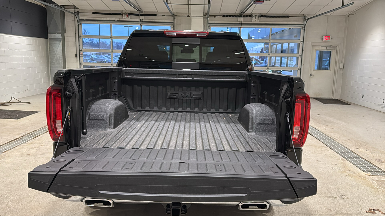 2025 GMC Sierra 1500 SLT 17