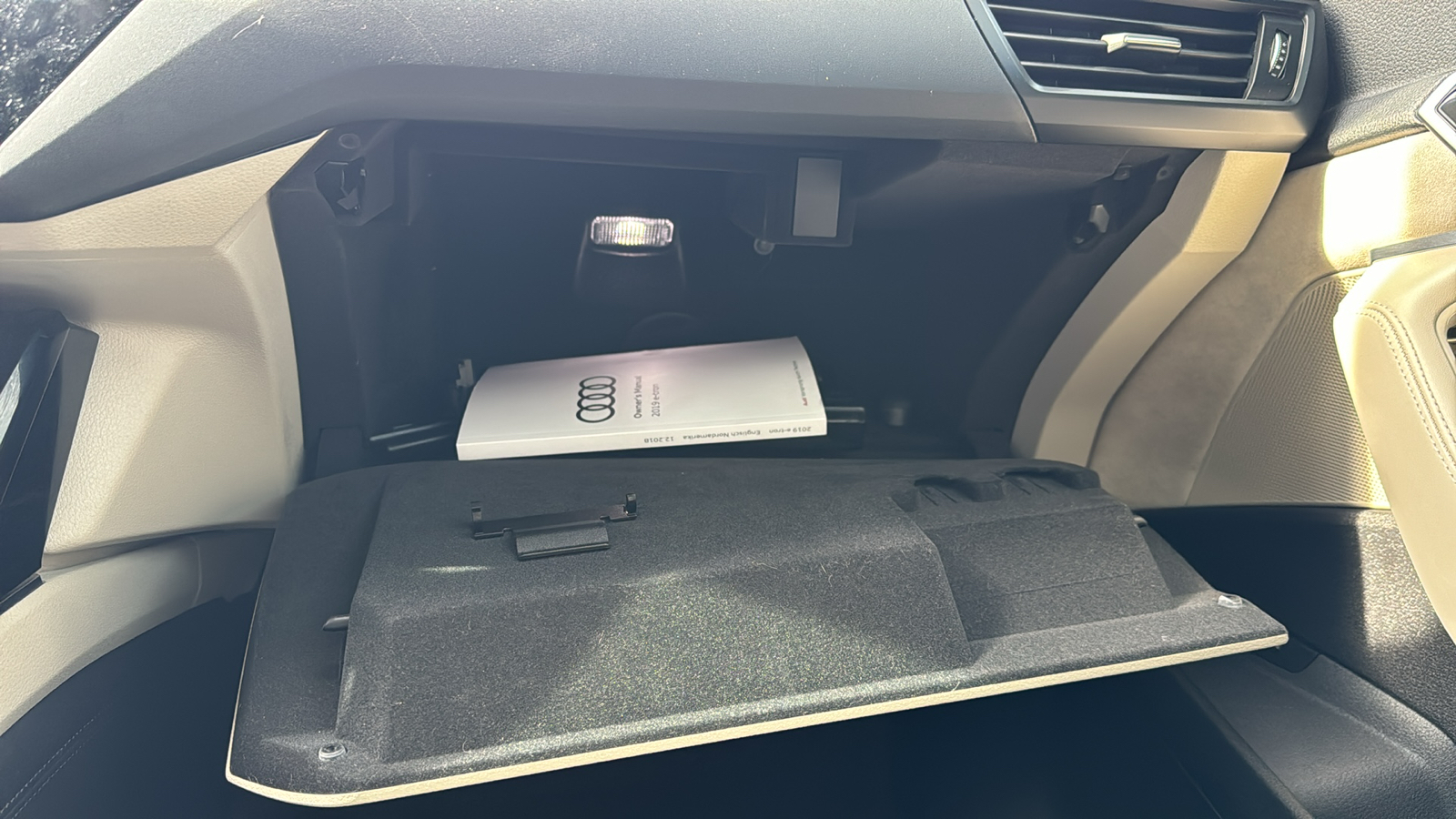 2019 Audi e-tron quattro Prestige AWD Electric Power, Navigation, S 25