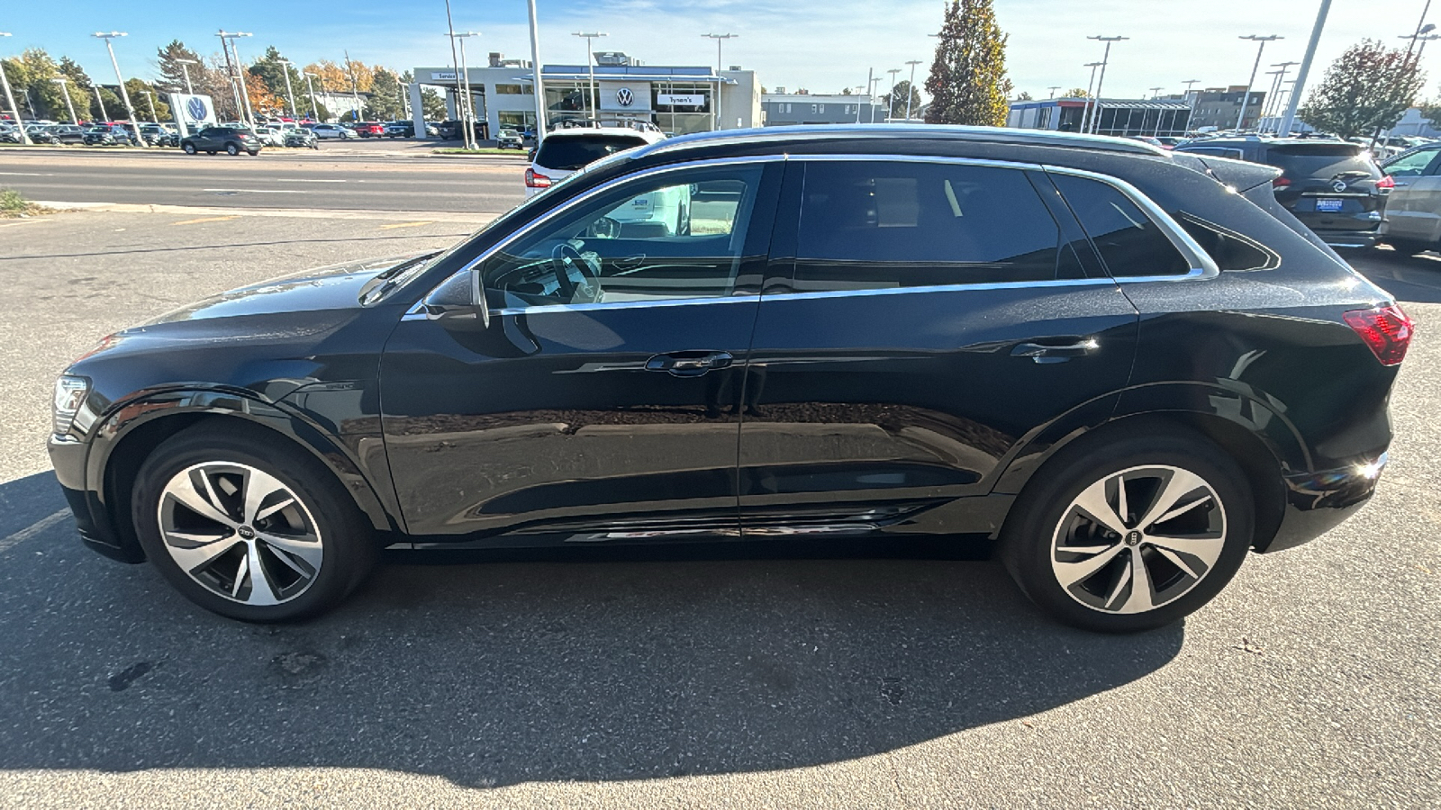 2024 Audi Q8 e-tron quattro Premium AWD Electric, Navigation, Sunroof, 4