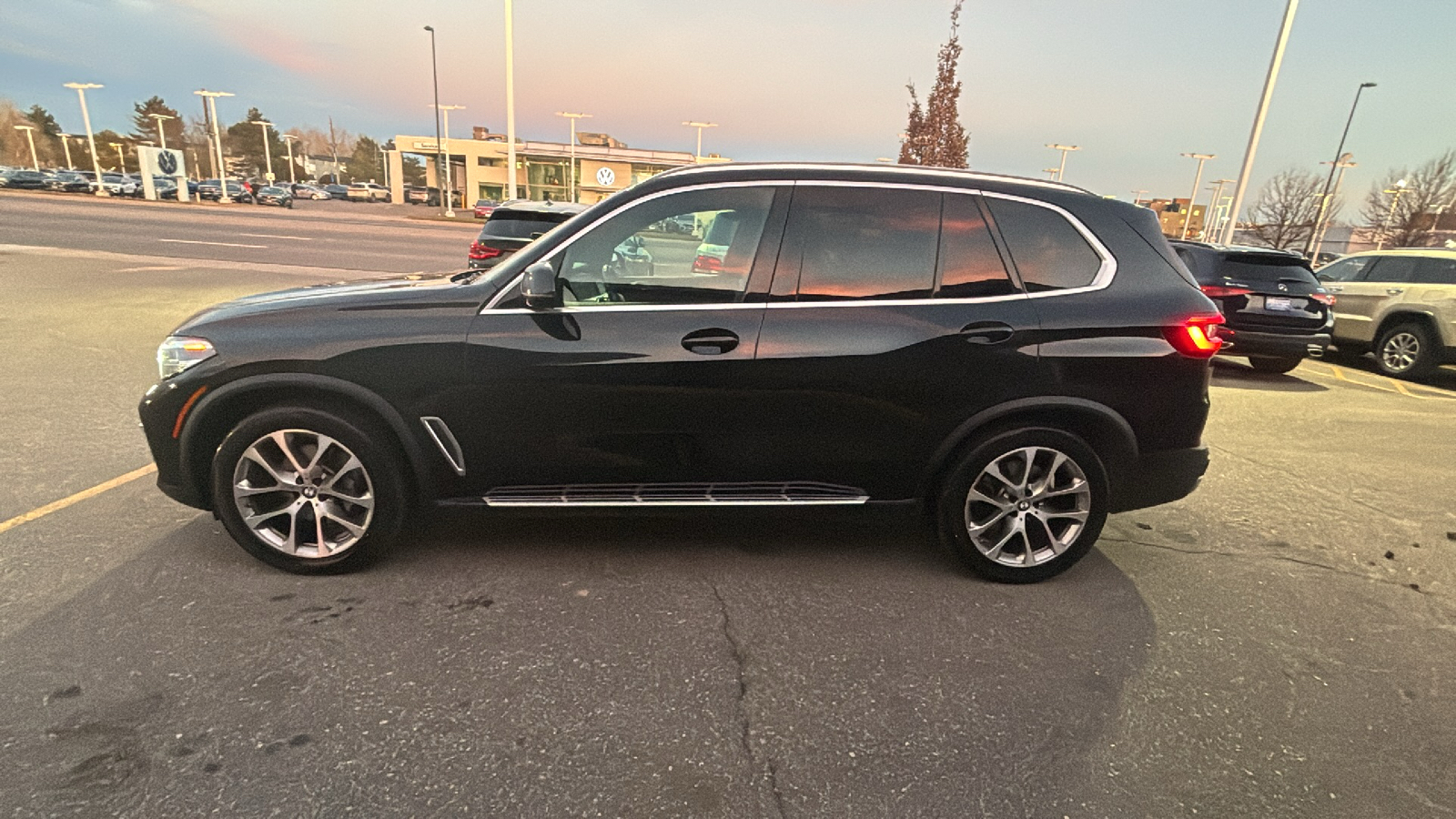 2023 BMW X5 xDrive40i AWD Luxury with Navigation, Sunroof, and 4