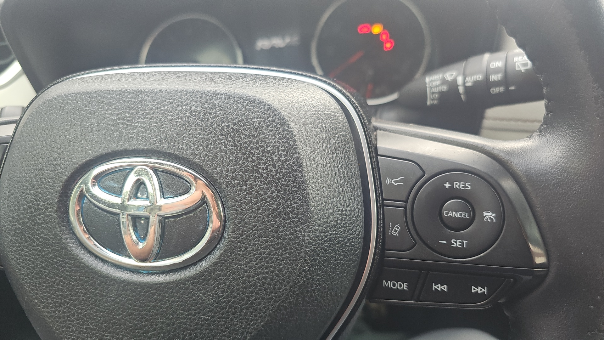 2019 Toyota RAV4 XLE AWD Adventure with Sunroof and Navigation Syst 18