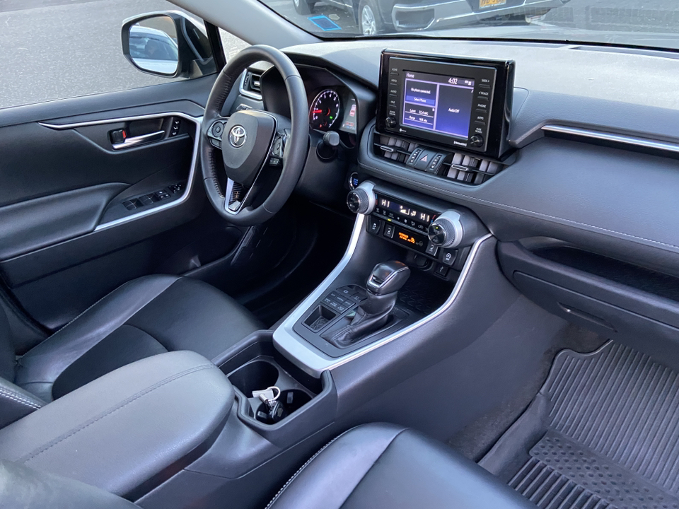 2020 Toyota RAV4 XLE Premium 24