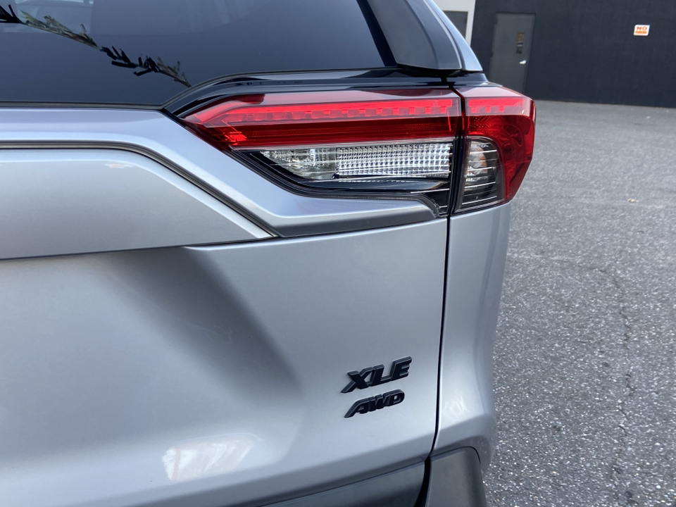 2020 Toyota RAV4 XLE Premium 31