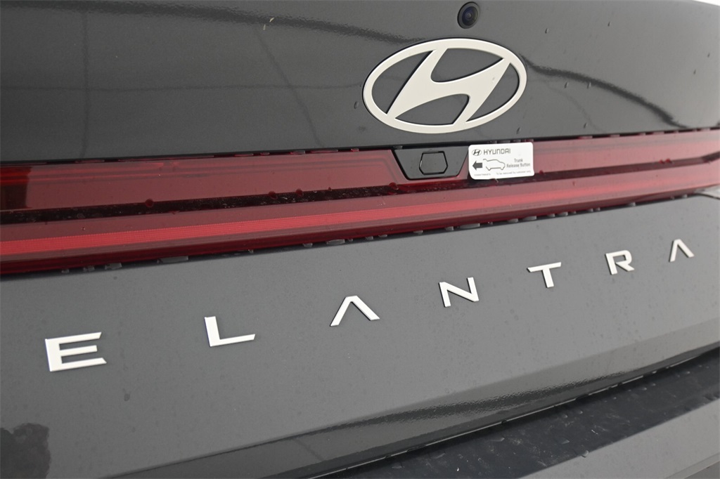 2024 Hyundai Elantra Hybrid Limited 8