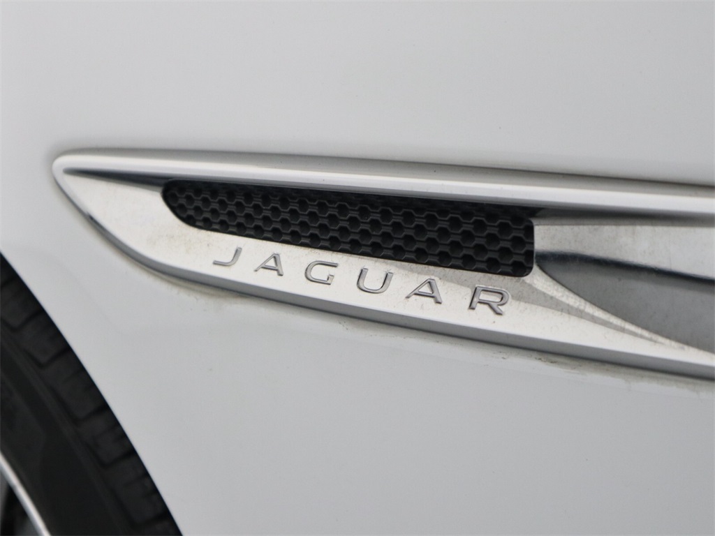 2017 Jaguar XE 25t Premium 23
