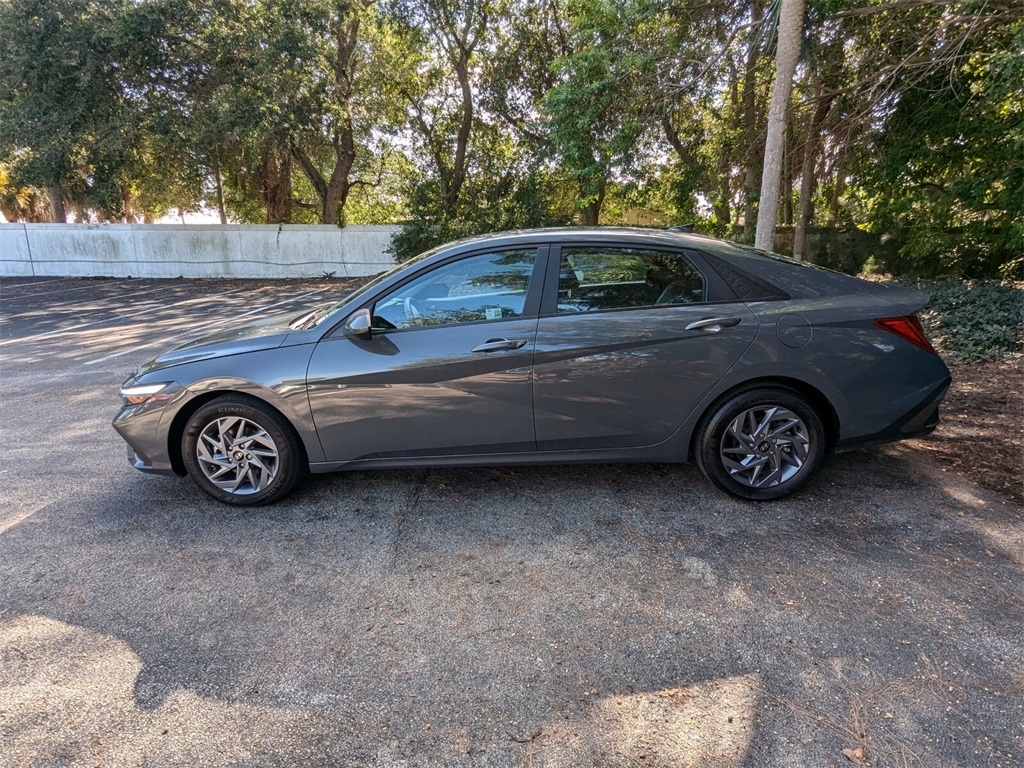 2024 Hyundai Elantra Hybrid Blue 4