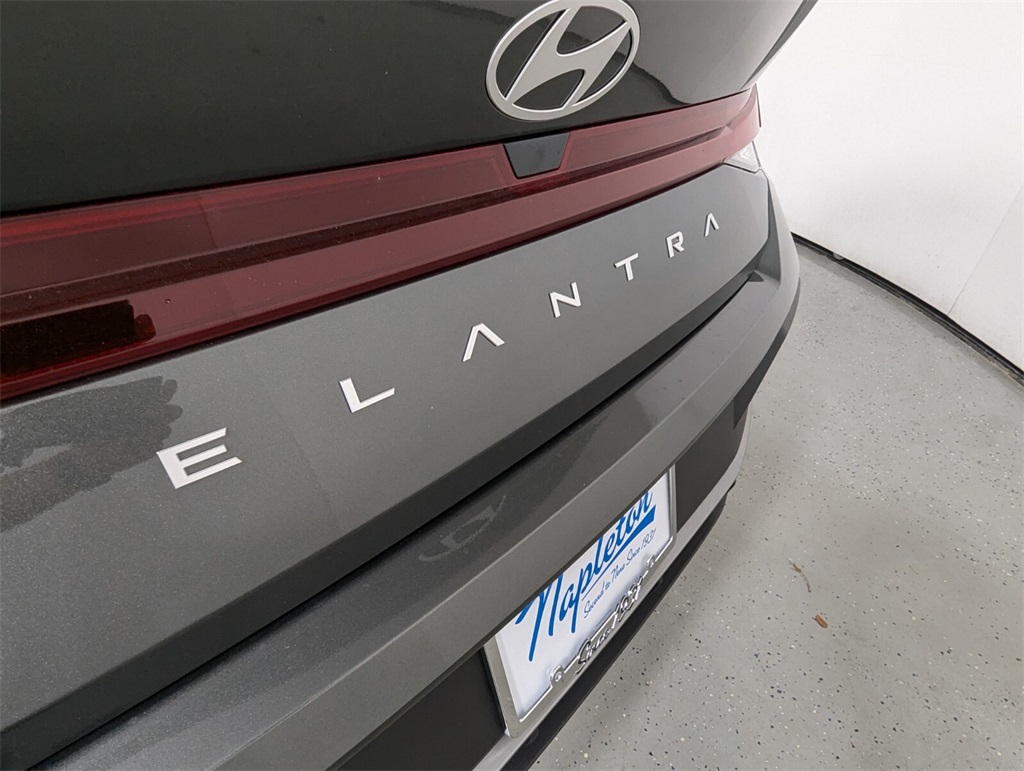 2025 Hyundai Elantra SE 8