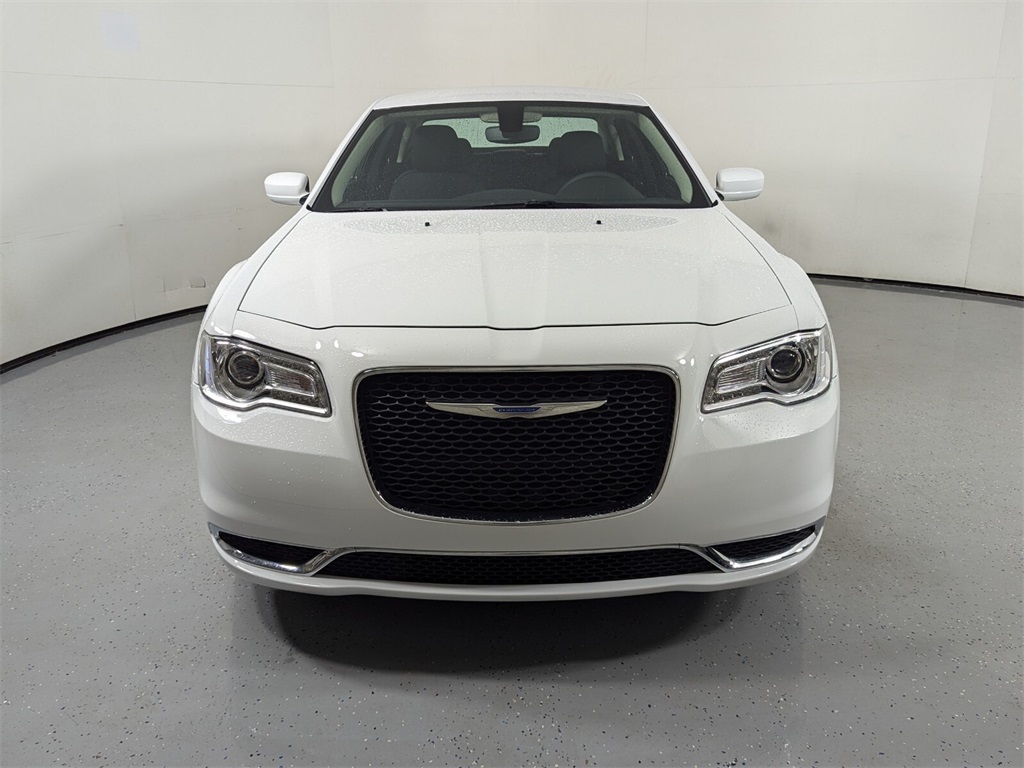 2023 Chrysler 300 Touring 2