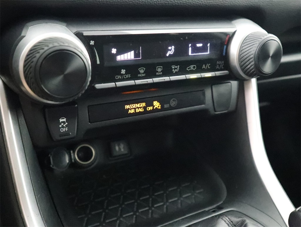 2019 Toyota RAV4 LE 13