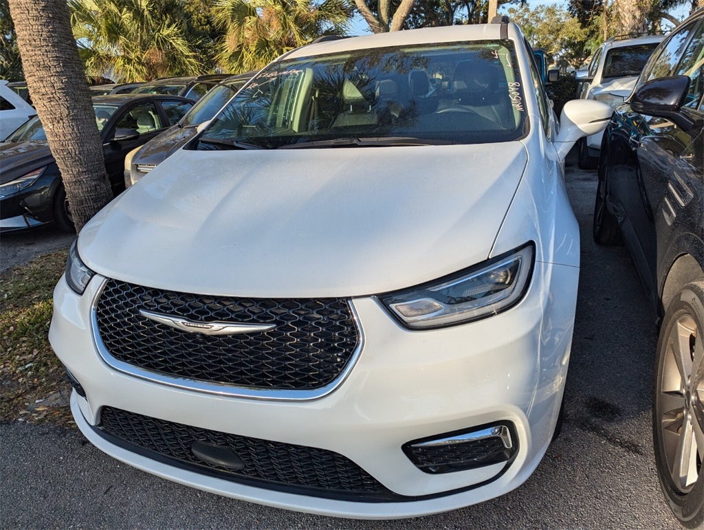 2022 Chrysler Pacifica Touring L 2