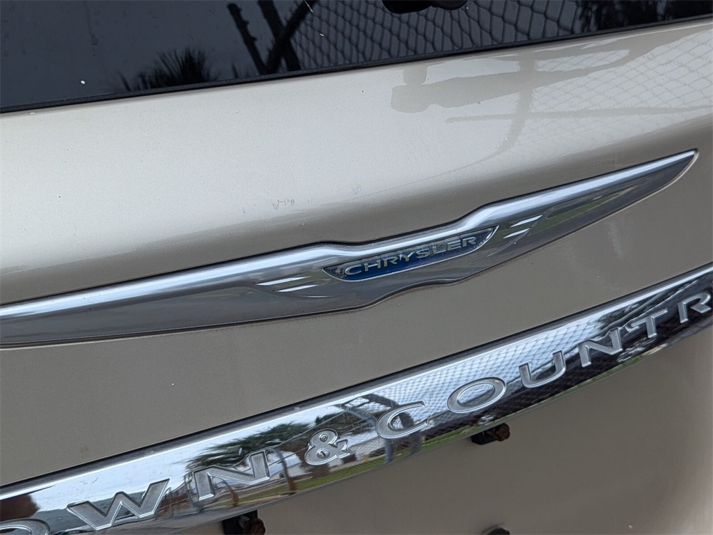 2013 Chrysler Town & Country Touring 16