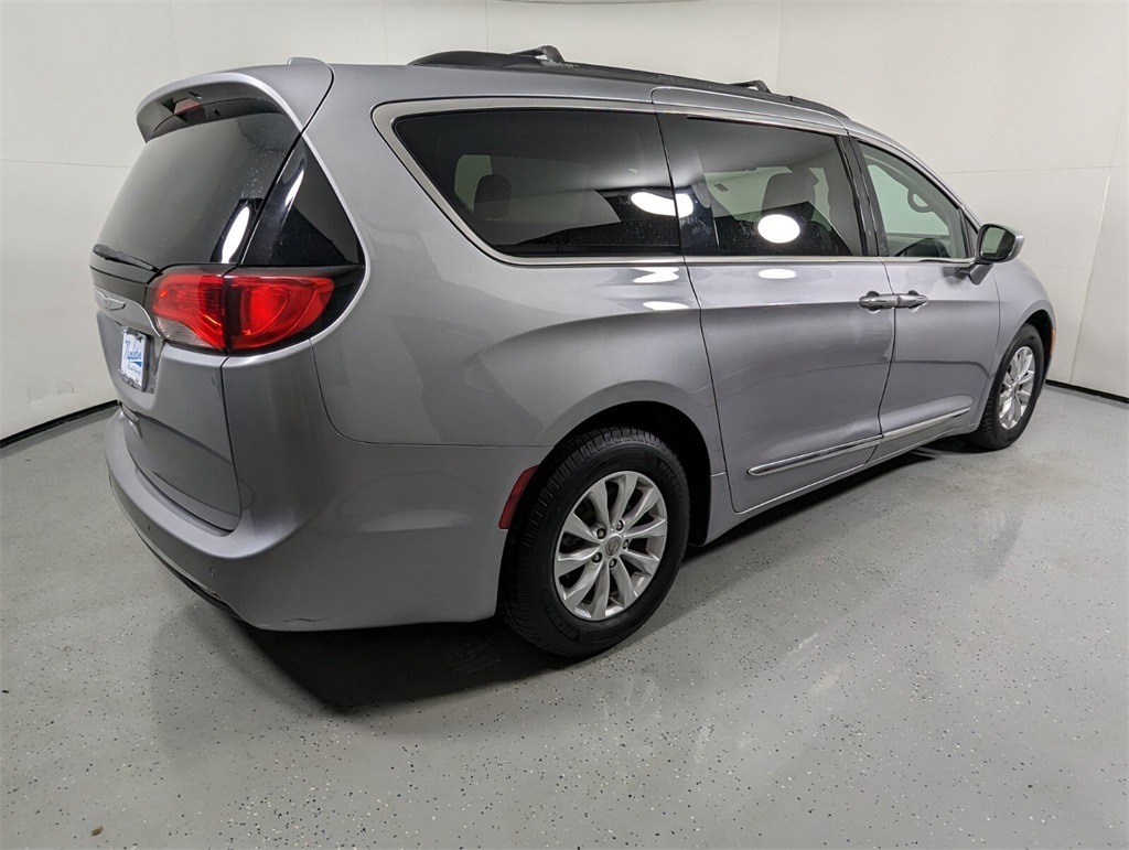 2017 Chrysler Pacifica Touring L 6