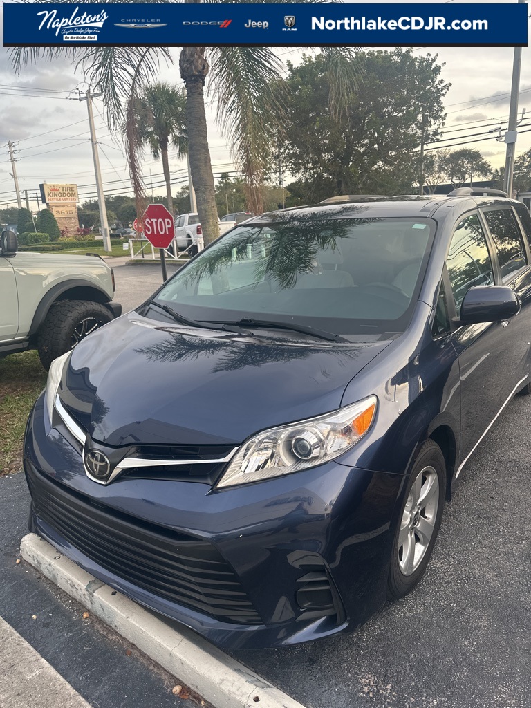 2020 Toyota Sienna LE 1