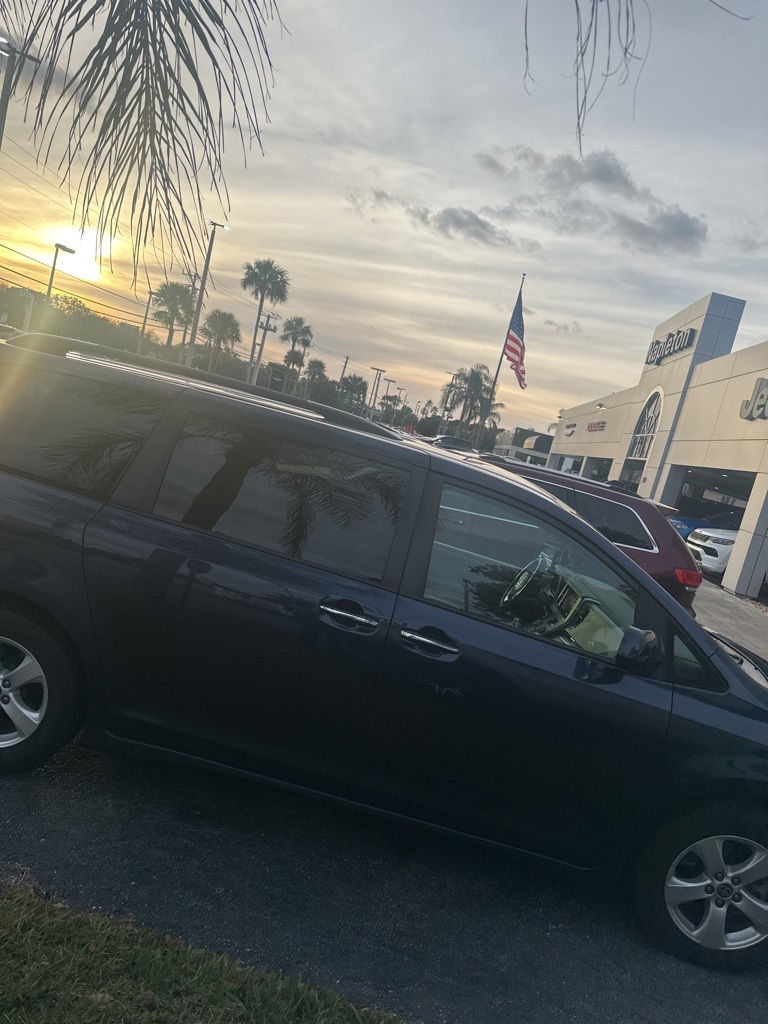 2020 Toyota Sienna LE 3