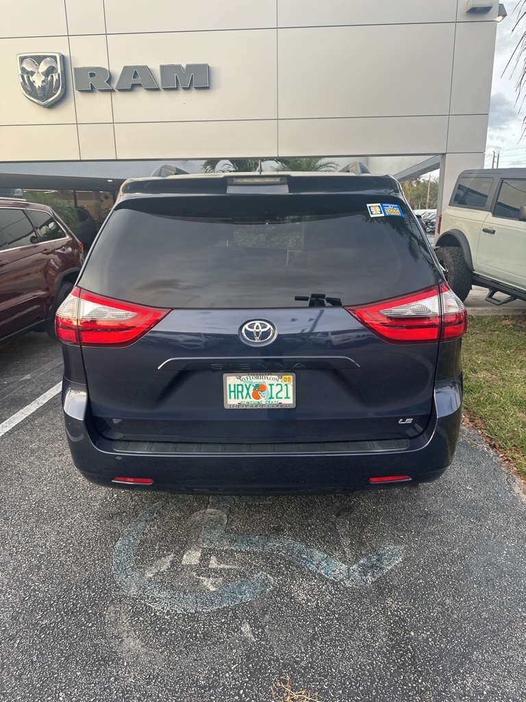 2020 Toyota Sienna LE 6