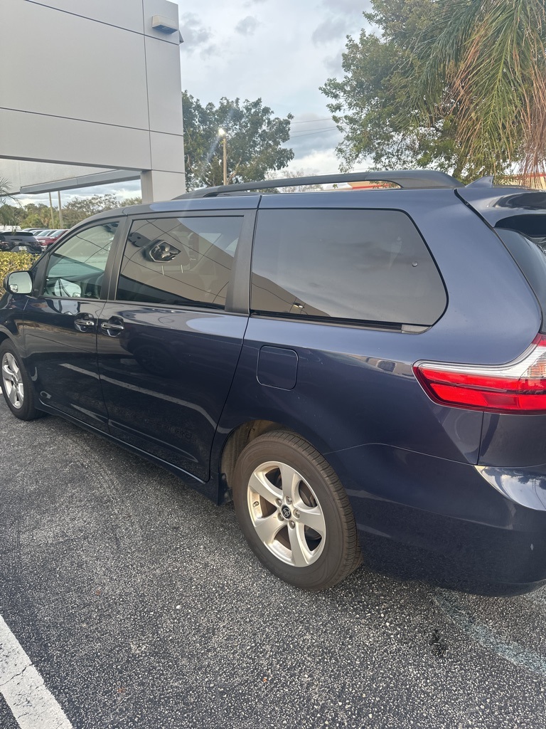 2020 Toyota Sienna LE 7