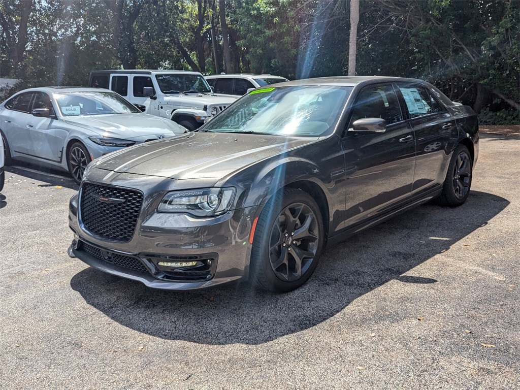 2023 Chrysler 300 S 3