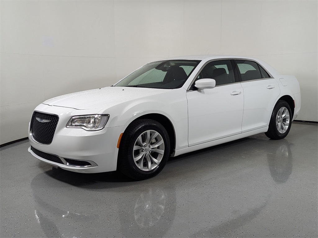 2023 Chrysler 300 Touring 3