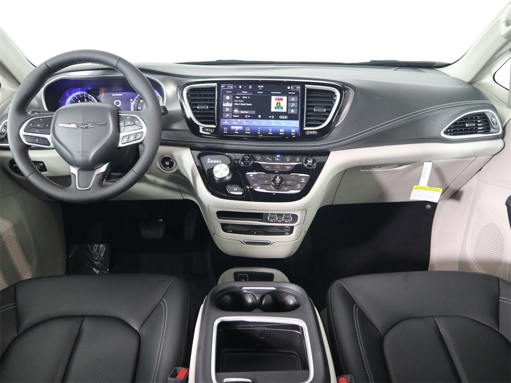 2023 Chrysler Pacifica Touring L 9