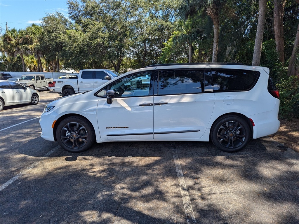 2024 Chrysler Pacifica Touring L 4