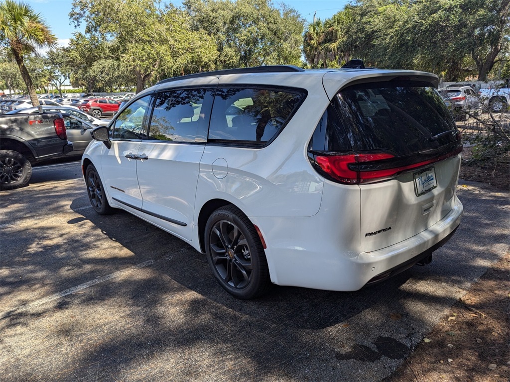 2024 Chrysler Pacifica Touring L 5