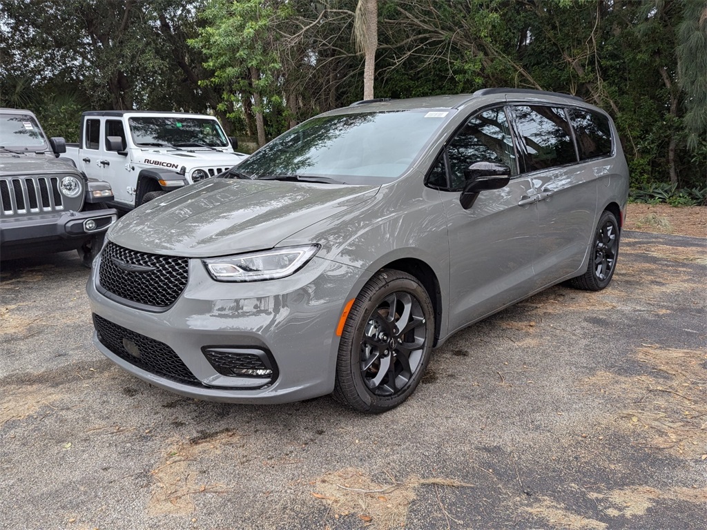 2024 Chrysler Pacifica Touring L 3