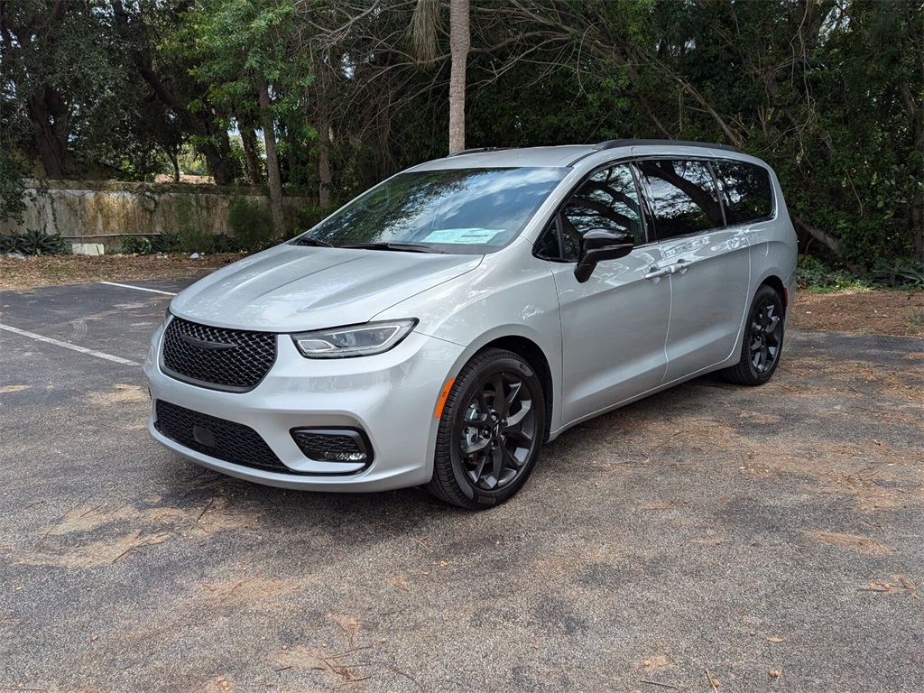 2024 Chrysler Pacifica Touring L 3