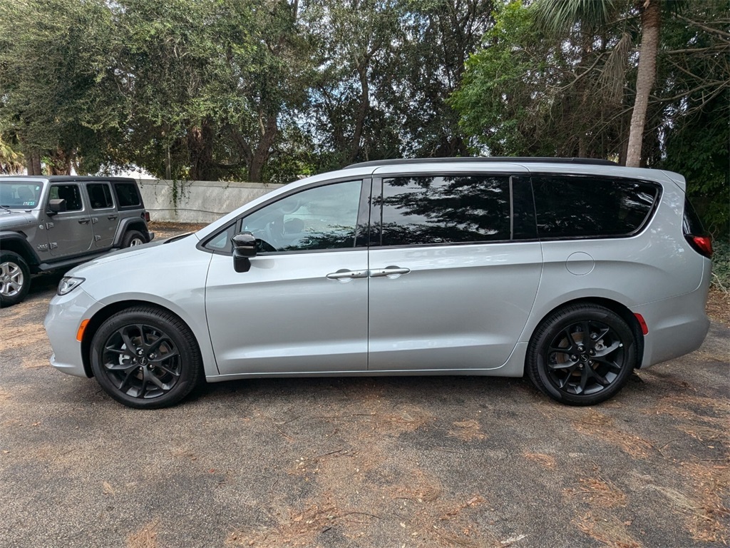 2024 Chrysler Pacifica Touring L 4