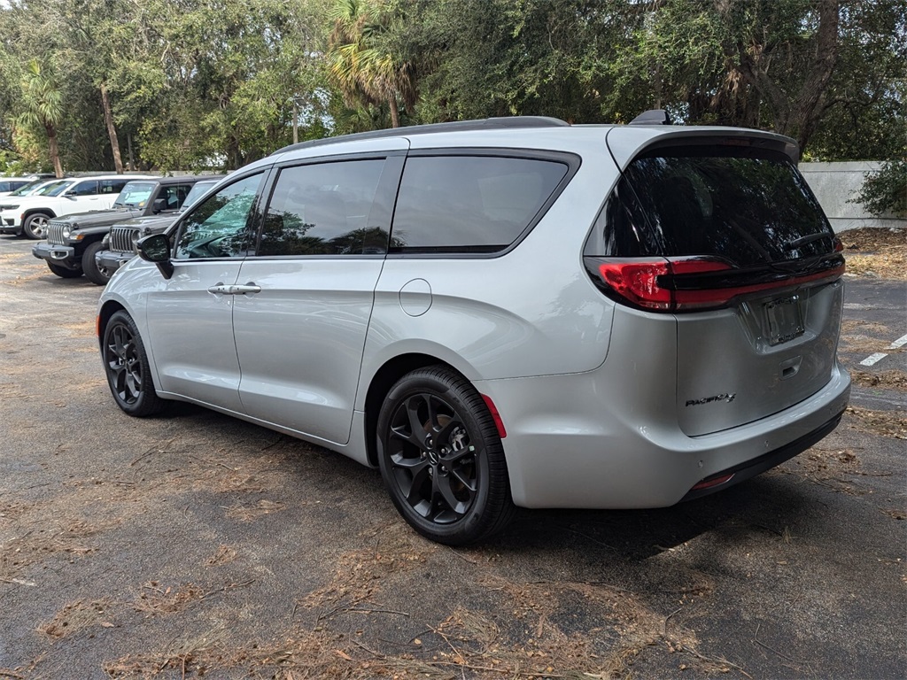 2024 Chrysler Pacifica Touring L 5