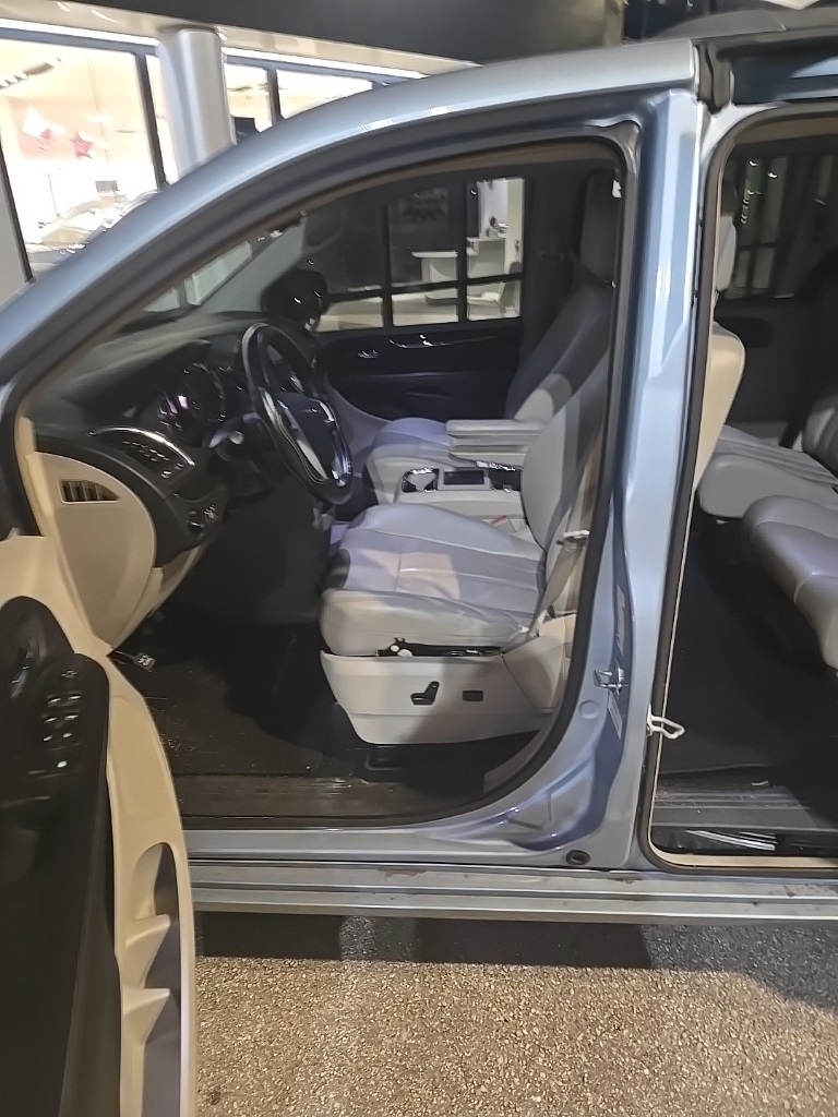 2013 Chrysler Town & Country Touring 1