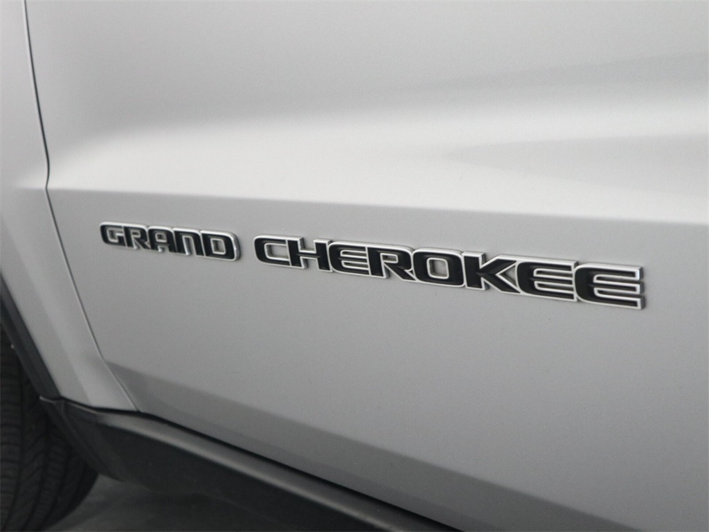 2020 Jeep Grand Cherokee Laredo E 25