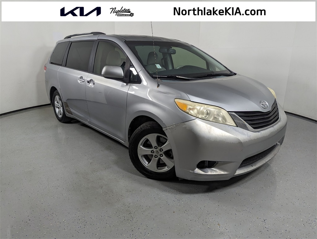 2013 Toyota Sienna LE 1