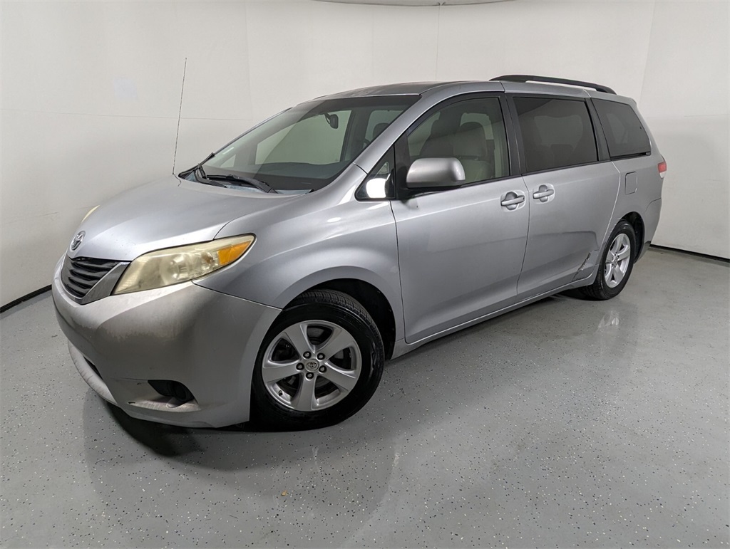 2013 Toyota Sienna LE 3