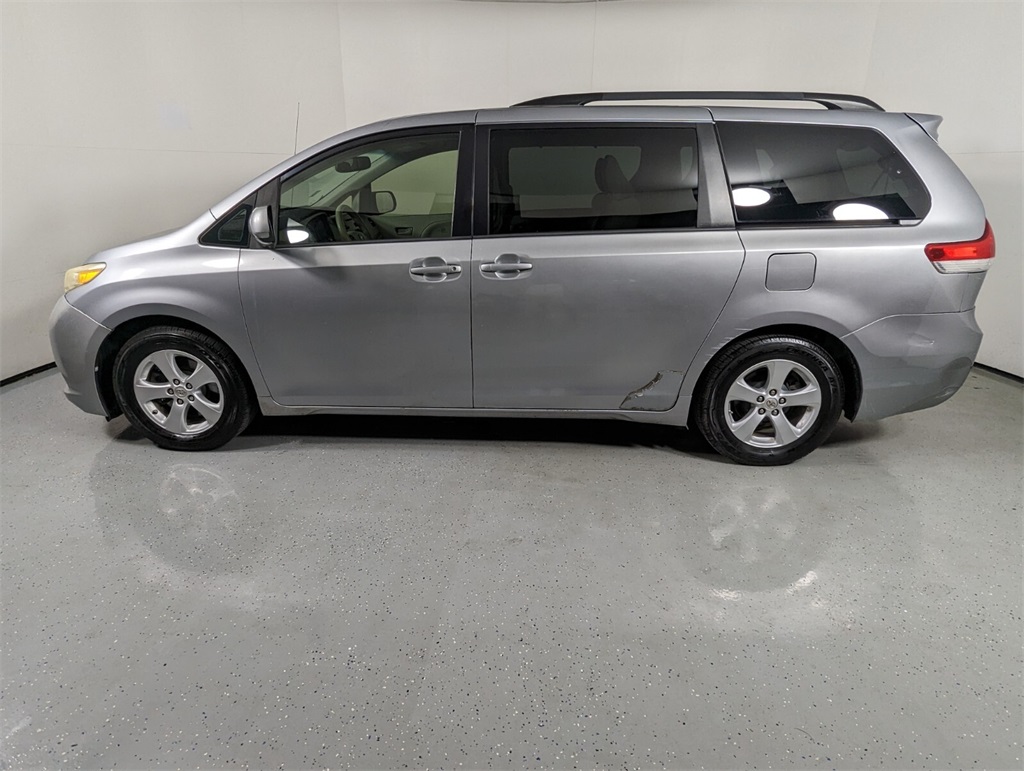 2013 Toyota Sienna LE 4