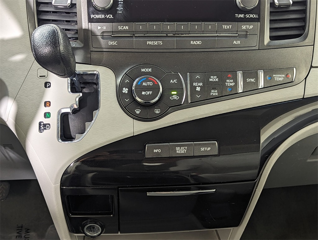 2013 Toyota Sienna LE 19