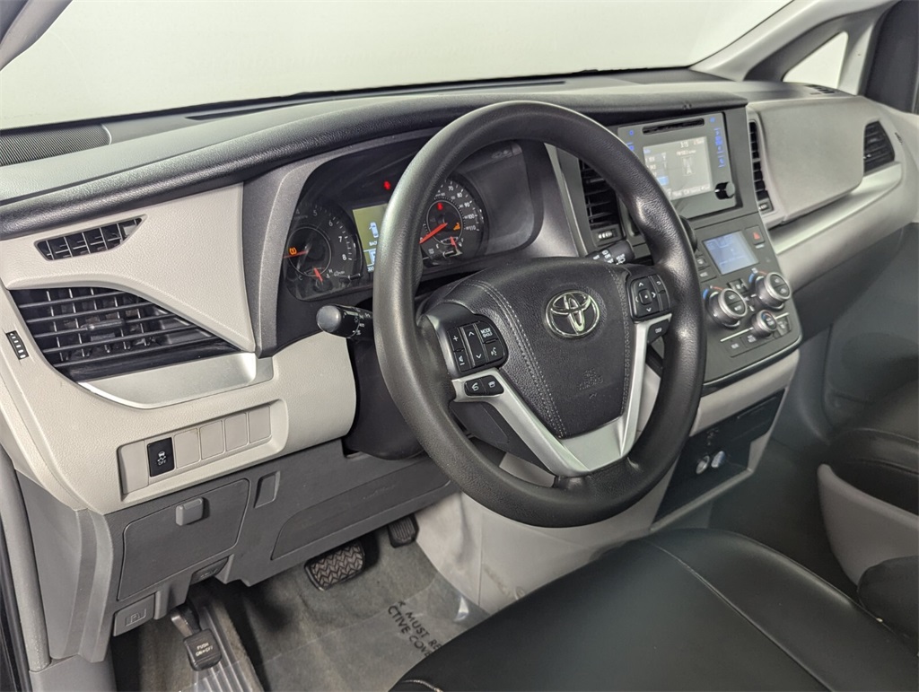 2017 Toyota Sienna L 11