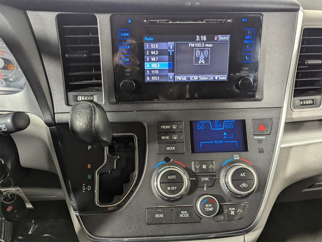 2017 Toyota Sienna L 23