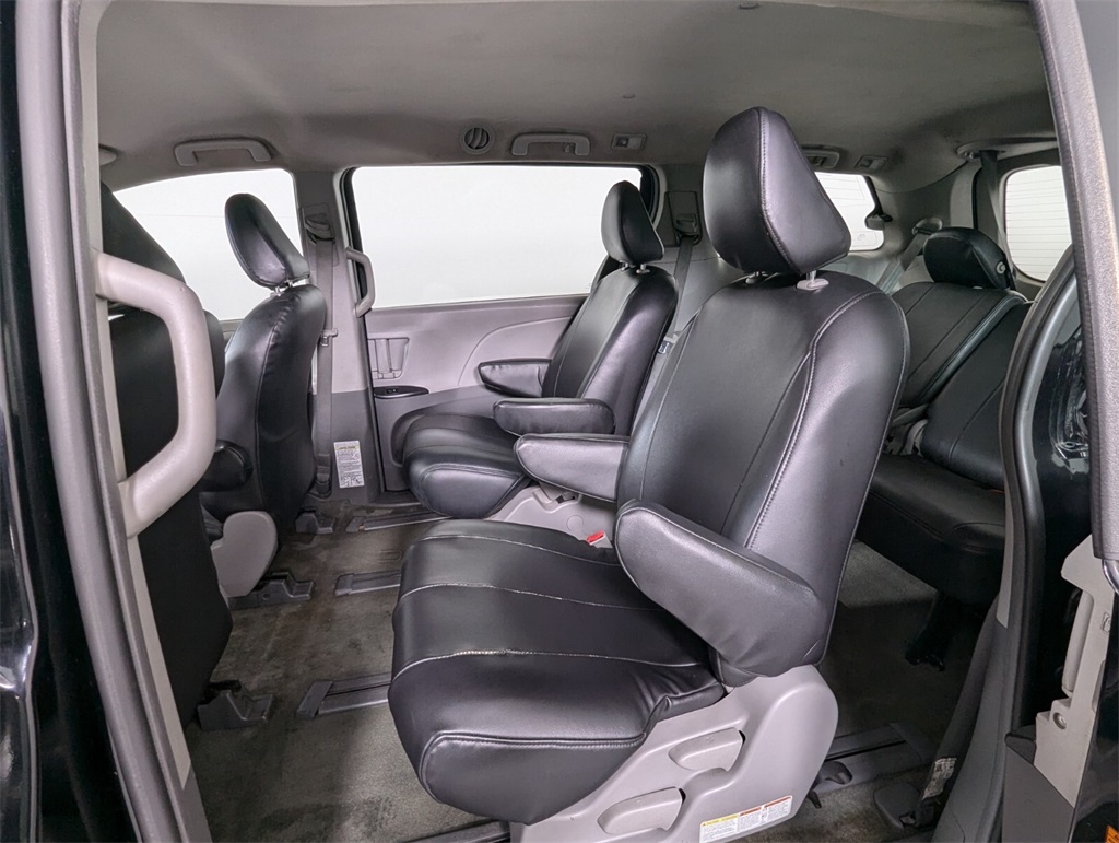 2017 Toyota Sienna L 26