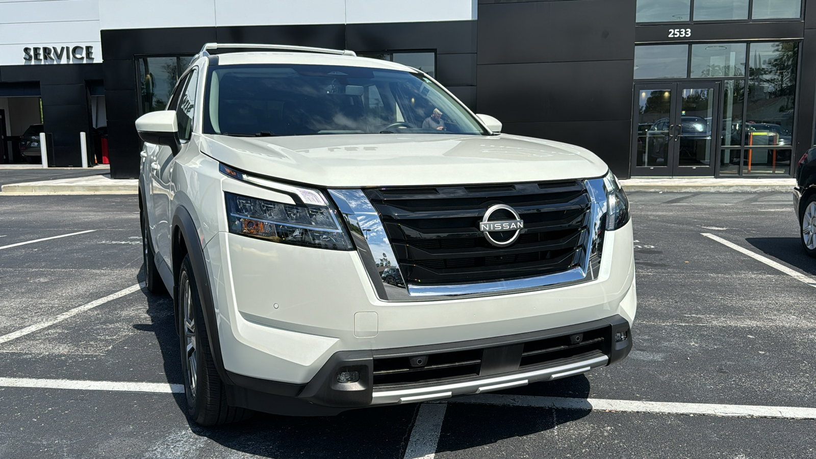 2023 Nissan Pathfinder SL 2