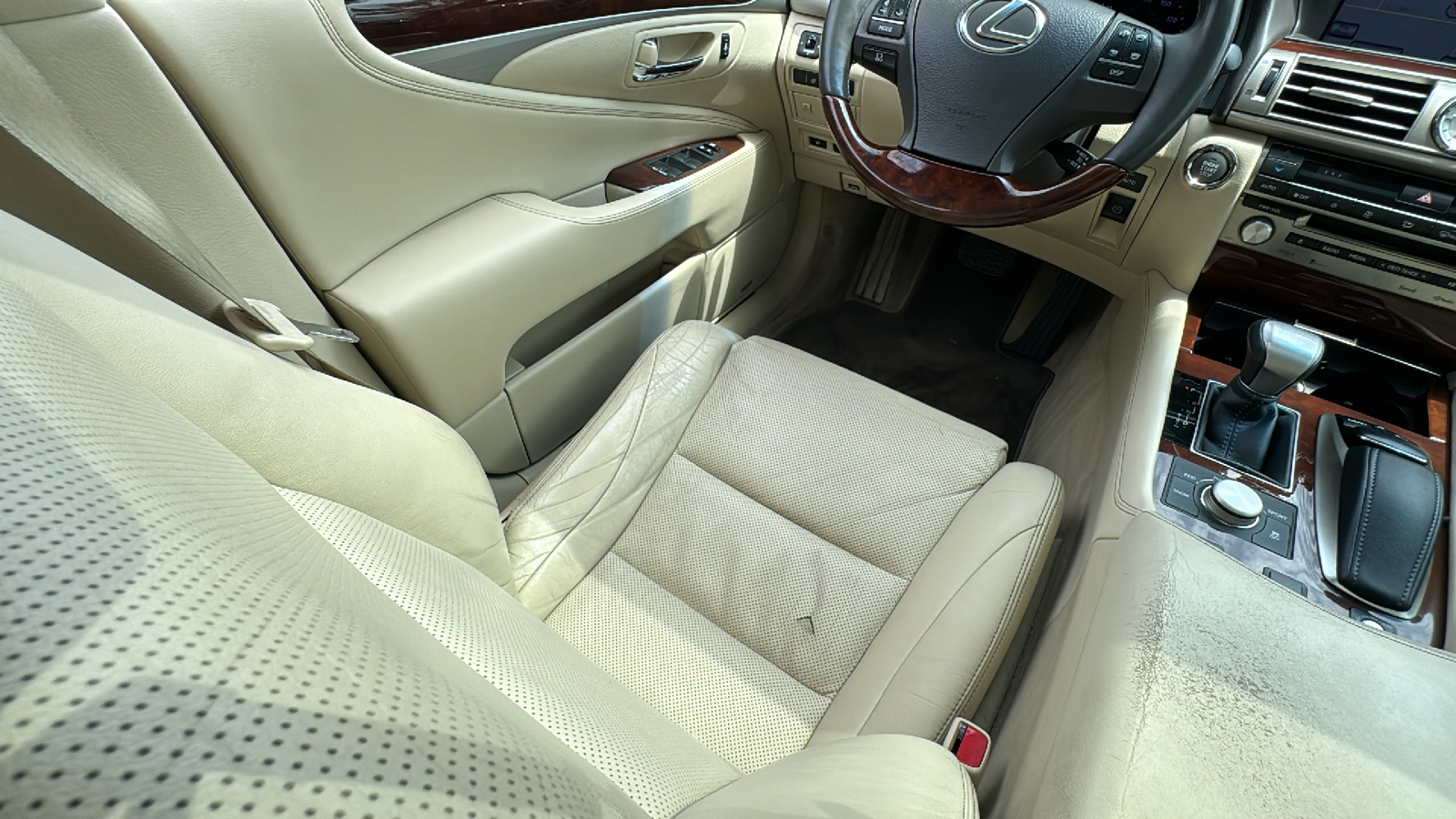 2013 Lexus LS 460 33