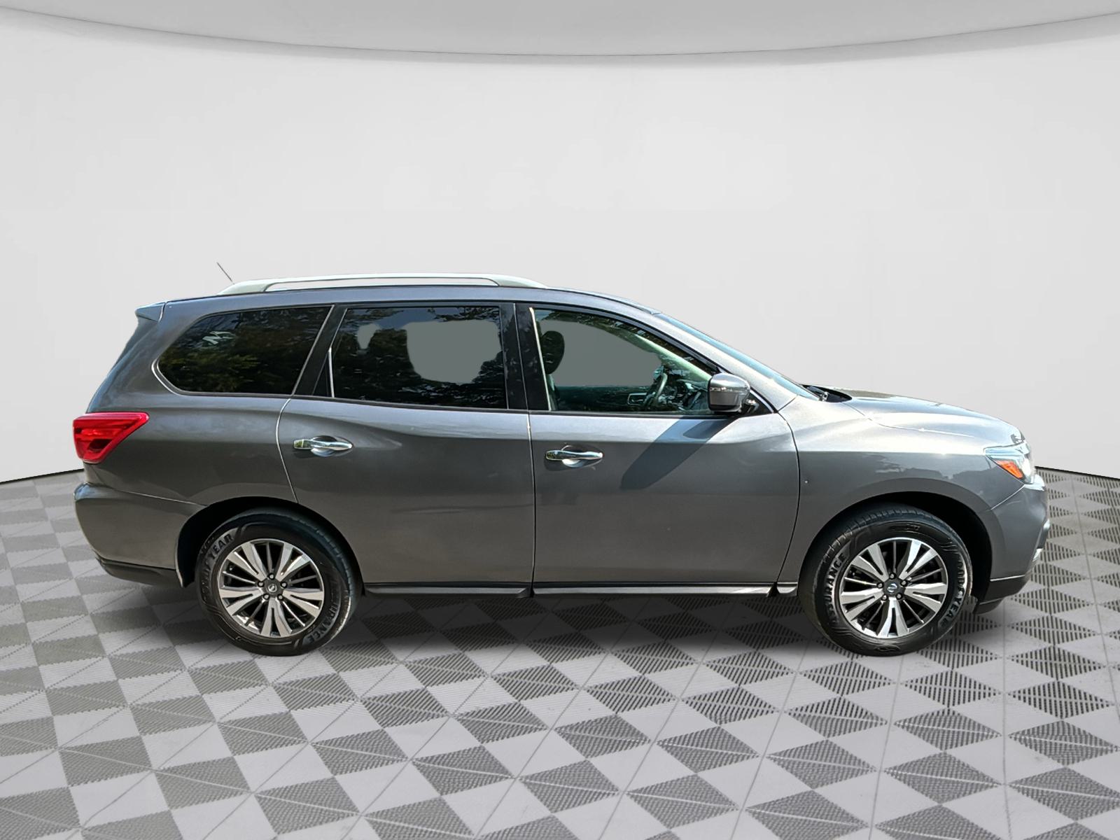 2017 Nissan Pathfinder S 8