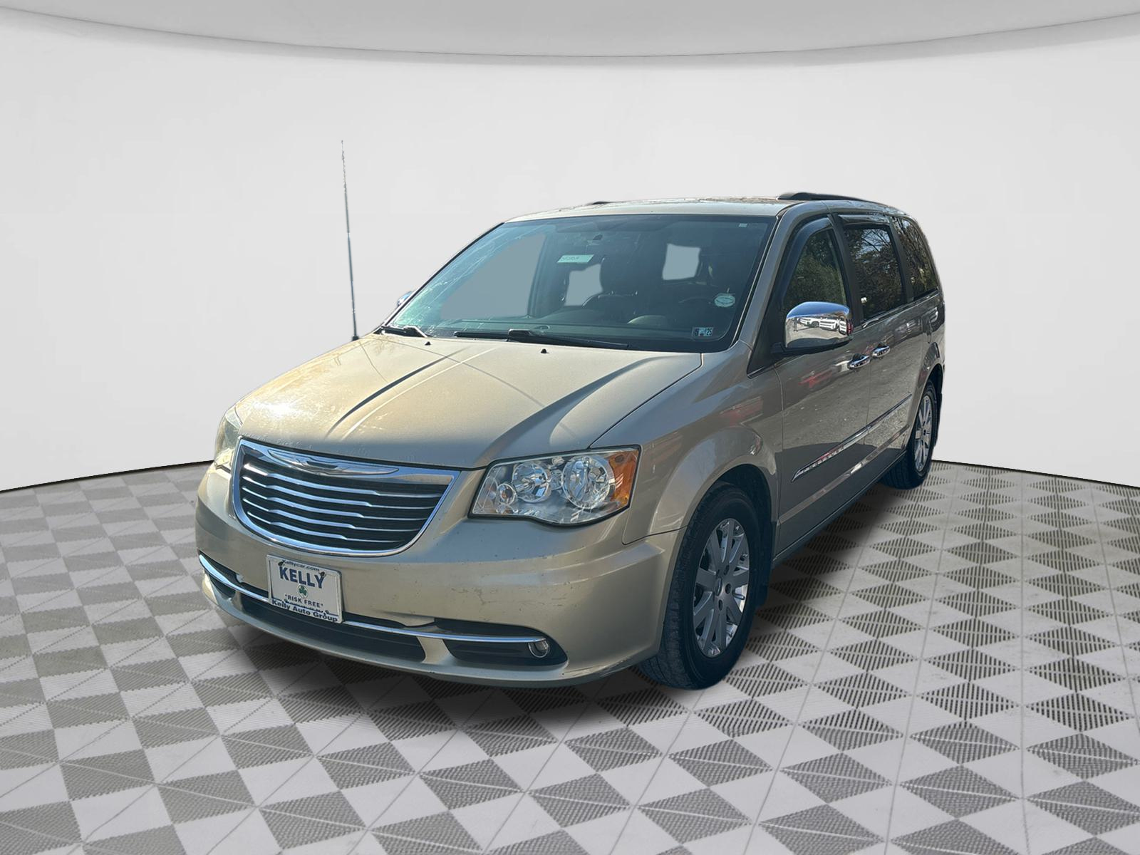 2011 Chrysler Town & Country Touring-L 3