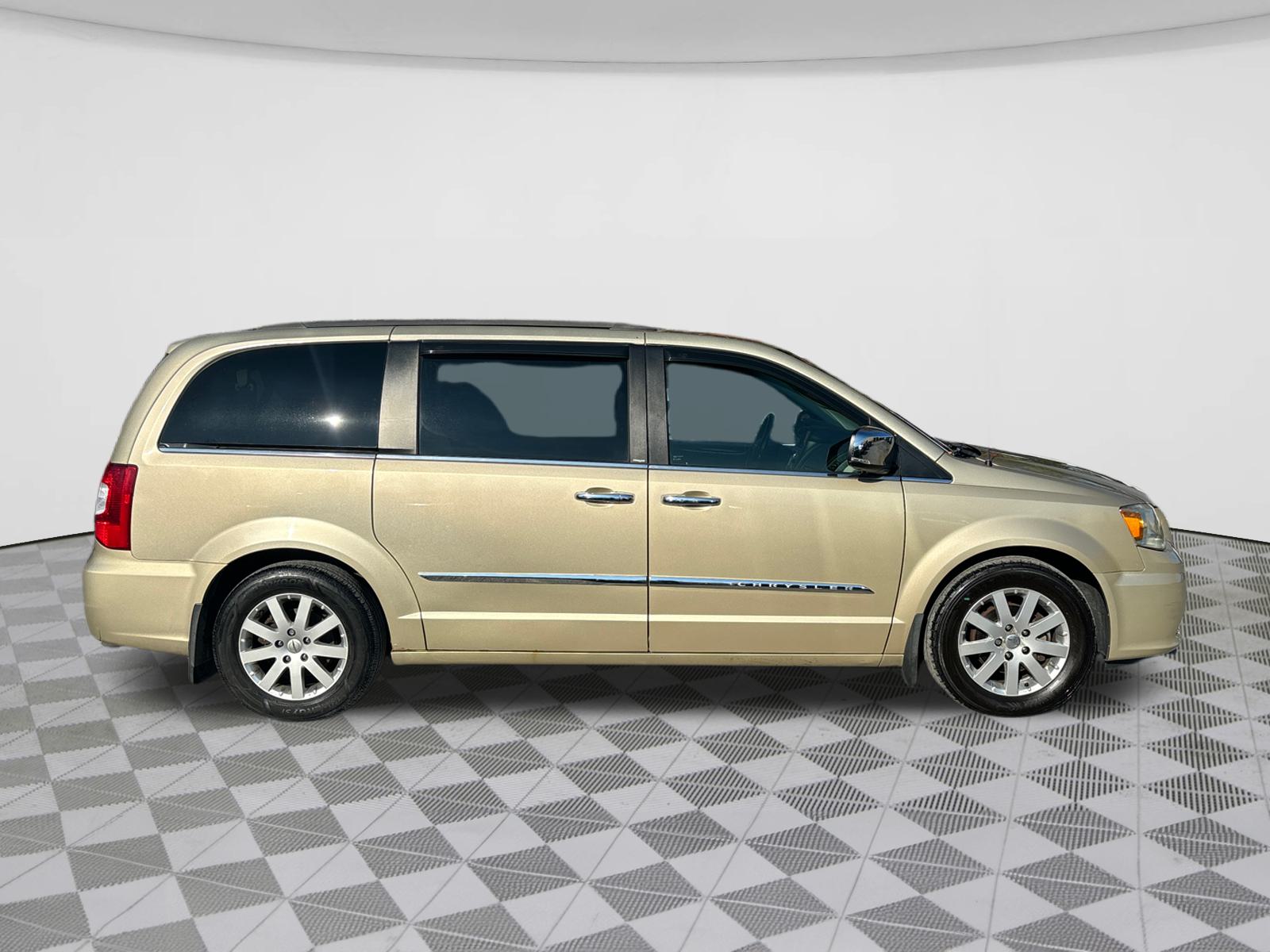 2011 Chrysler Town & Country Touring-L 8